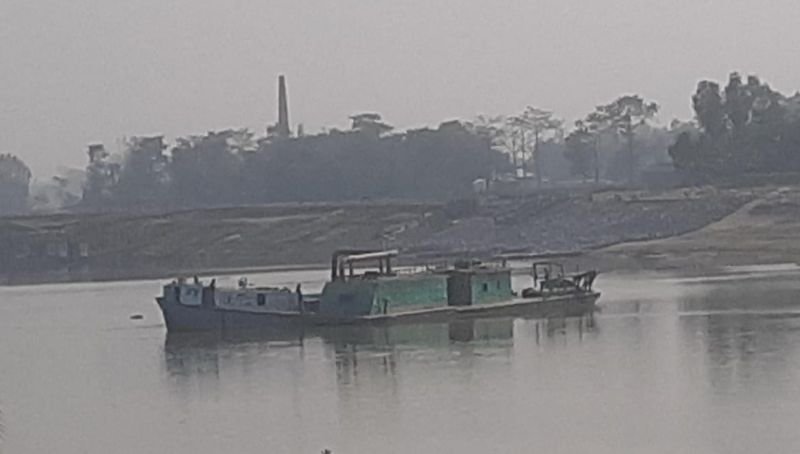 উন্নয়ন প্রকল্পের অজুহাতে কুশিয়ারা নদী থেকে অবাধে বালু উত্তোলন