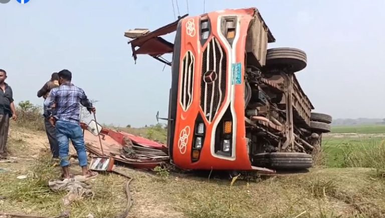 যাত্রীবাহী বাসে ভারি মালামাল বহন, সিলেট-সুনামগঞ্জ সড়কে বাড়ছে দুর্ঘটনার ঝুঁকি