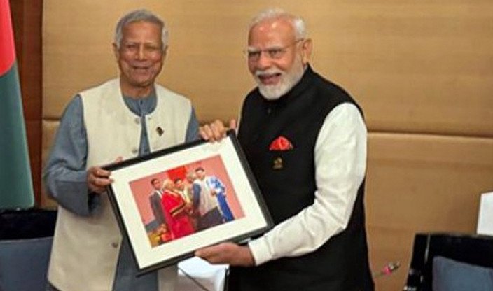 স্বর্ণপদক গ্রহণের সেই ছবি নরেন্দ্র মোদিকে উপহার দিলেন ড. ইউনূস