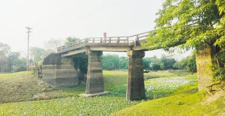 জগন্নাথপুরে বন্যায় ক্ষতিগ্রস্ত সেতুর পিলার দেবে গেছে, হেলে পড়ছে সেতু