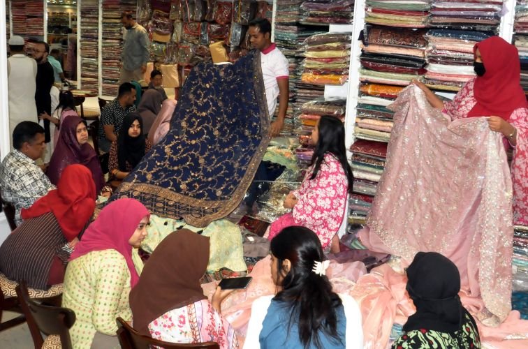 সিলেটে ঈদ বাজারে ক্রেতাদের ভিড়