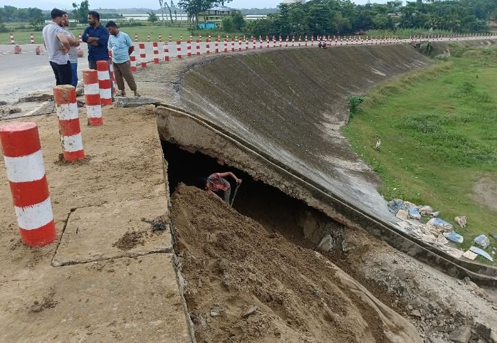 ছাতকে সুরমা ব্রিজের এ্যাপ্রোচ রোডের নীচের মাটি সরে গিয়ে গর্তের সৃষ্টি