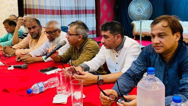 ব্যবসায়ীদের সাথে মতবিনিময়কে ঘিরে এক মঞ্চে সিলেট বিএনপি নেতারা