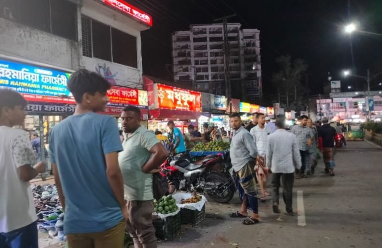 নগরীতে ফুটপাত দখলের দৌরাত্ম্য বেড়েই চলেছে