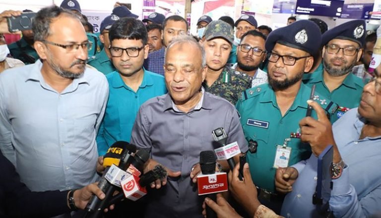 দুর্নীতিবাজরা নেই, তাই বাজারে গরুর দাম কম: স্বরাষ্ট্র উপদেষ্টা