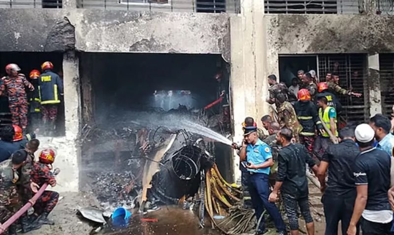 মাইলস্টোন কলেজে প্রশিক্ষণ বিমান বিধ্বস্ত, পাইলটসহ নিহত ২০
