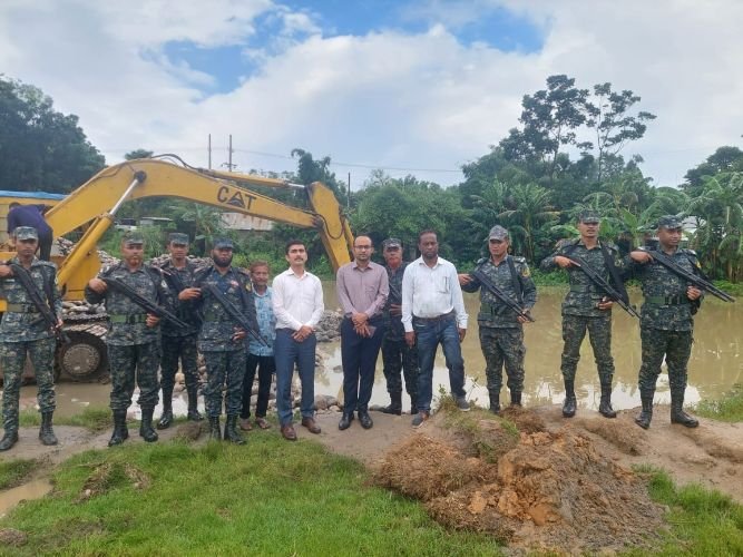 সিলেটে এবার পুকুর থেকে দেড় লাখ ঘনফুট সাদাপাথর উদ্ধার