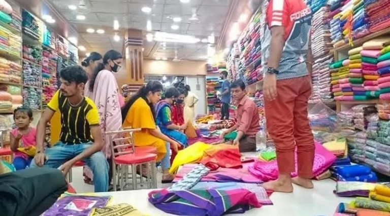 শারদীয় দুর্গোৎসবকে ঘিরে শ্রীমঙ্গলে জমে উঠেছে কেনাকাটার উৎসব