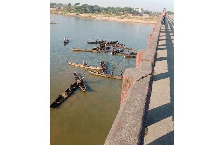 <span style='color:#000;font-size:18px;'>৪টি বারকি নৌকাসহ আটক ১</span><br/> ধলাই সেতুর নিচ থেকে বালু উত্তোলন থামছে না