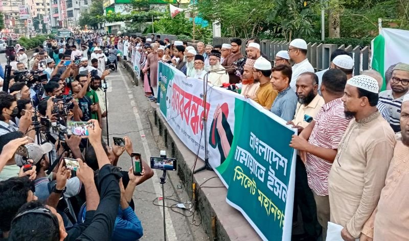 <span style='color:#000;font-size:18px;'>চৌহাট্টা টু সুরমা পয়েন্ট পর্যন্ত জামায়াতের বিশাল মানববন্ধন</span><br/> ‘জুলাই সনদের আইনি ভিত্তির জন্য গণভোট নভেম্বরেই দিতে হবে’