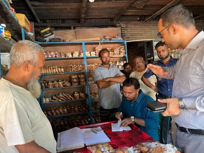 নবীগঞ্জে অস্বাস্থ্যকর পরিবেশে খাবার প্রস্তুত: ৩০ হাজার টাকা জরিমানা