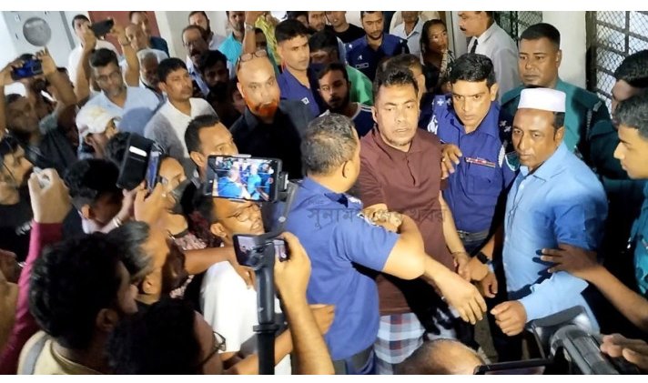 আদালত প্রাঙ্গণে সাংবাদিকদের ওপর হামলা ও মোবাইল কেড়ে নেয়ার অভিযোগ চেয়ারম্যান আলফুর বিরুদ্ধে