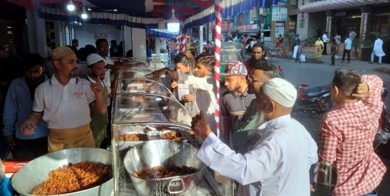 প্রথম রমজানে ইফতারের দোকানে ভিড়