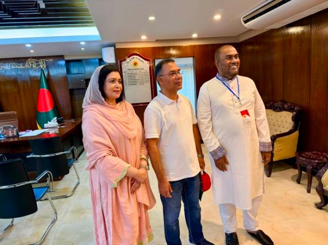 <span style='color:#000;font-size:18px;'>প্রধানমন্ত্রীর স্মরণীয় সিলেট সফর</span><br/> সিসিক প্রশাসকের প্রজন্ম থেকে প্রজন্ম স্মারক উপহার