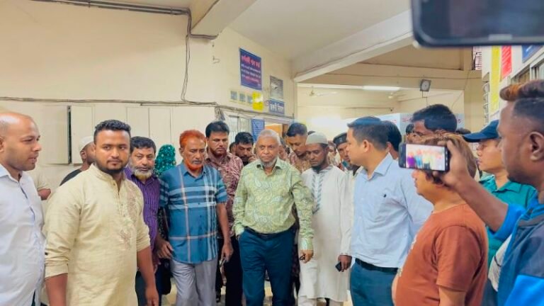 সন্ত্রাসী হামলায় জীবনমৃত্যুর সন্ধিক্ষণে থাকা আবুলকে দেখতে হাসপাতালে প্রবাসীকল্যাণ মন্ত্রী