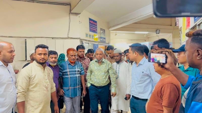 সন্ত্রাসী হামলায় জীবনমৃত্যুর সন্ধিক্ষণে থাকা আবুলকে দেখতে হাসপাতালে প্রবাসীকল্যাণ মন্ত্রী