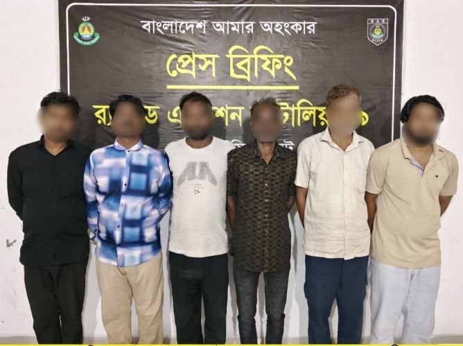 সিলেটে অনলাইনে জুয়া খেলার অভিযোগে আটক- ৬