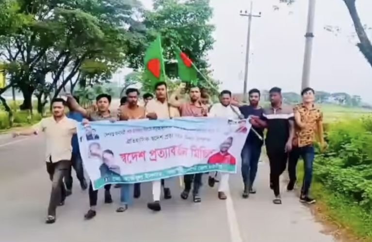 জৈন্তাপুরে নিষিদ্ধ সংগঠন ছাত্রলীগের ঝটিকা মিছিল