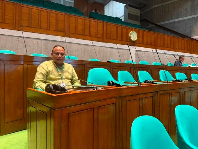 প্রধানমন্ত্রীর নির্দেশনার পর বিকেলে সিলেট থেকে সরাসরি সংসদে যোগ দিলেন এমপি এমরান
