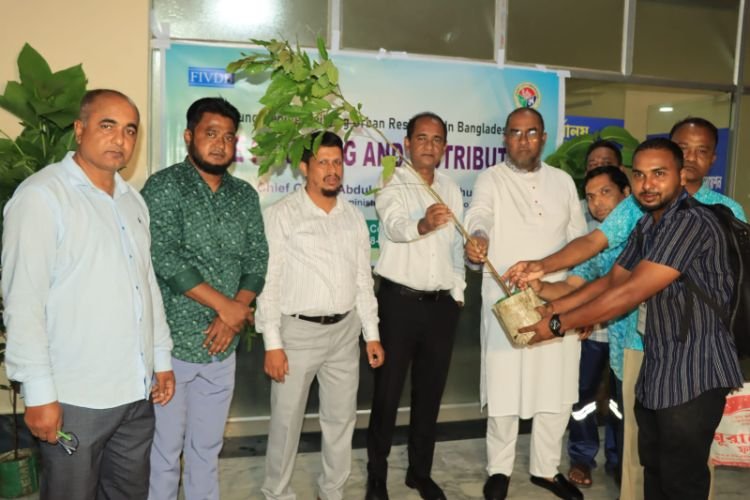 <span style='color:#000;font-size:18px;'>সিসিকের পাঁচ ওয়ার্ডে এক হাজার গাছের চারা বিতরণ</span><br/> যার যেখানে খালি জায়গা আছে, গাছ লাগান- আব্দুল কাইয়ুম চৌধুরী