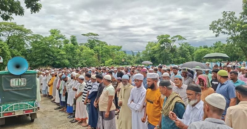 গোয়াইনঘাটে মোটরসাইকেল দুর্ঘটনায় নিহত তিন বন্ধুর দাফন সম্পন্ন, অশ্রুসিক্ত জাফলং