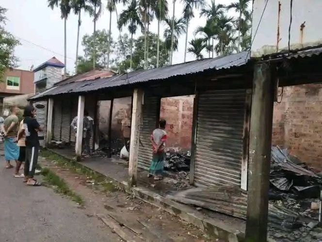 ফেঞ্চুগঞ্জে অগ্নিকাণ্ডে ৭ টি দোকান পুড়ে ছাই
