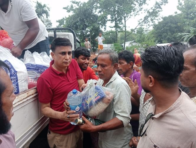 মৌলভীবাজারে বন্যার্তদের মাঝে বিরিয়ানি ও শুকনো খাবার বিতরণ