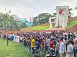 <span style='color:#000;font-size:18px;'>রোববারের মধ্যে দৃশ্যমান সমাধান না পেলে সোমবার থেকে জেলা প্রশাসক কার্যালয়ে অবস্থান কর্মসূচির হুশিয়ারি</span><br/> শহীদ মিনারে সিলেট ইঞ্জিনিয়ারিং কলেজ শিক্ষার্থীদের অবস্থান কর্মসূচি পালন