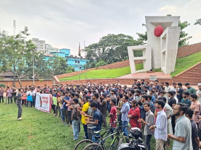 <span style='color:#000;font-size:18px;'>রোববারের মধ্যে দৃশ্যমান সমাধান না পেলে সোমবার থেকে জেলা প্রশাসক কার্যালয়ে অবস্থান কর্মসূচির হুশিয়ারি</span><br/> শহীদ মিনারে সিলেট ইঞ্জিনিয়ারিং কলেজ শিক্ষার্থীদের অবস্থান কর্মসূচি পালন