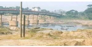 ধলাই সেতুর নিচ থেকে বালু উত্তোলনকালে ডিএসবি’র হাতে ট্রাক্টর আটক