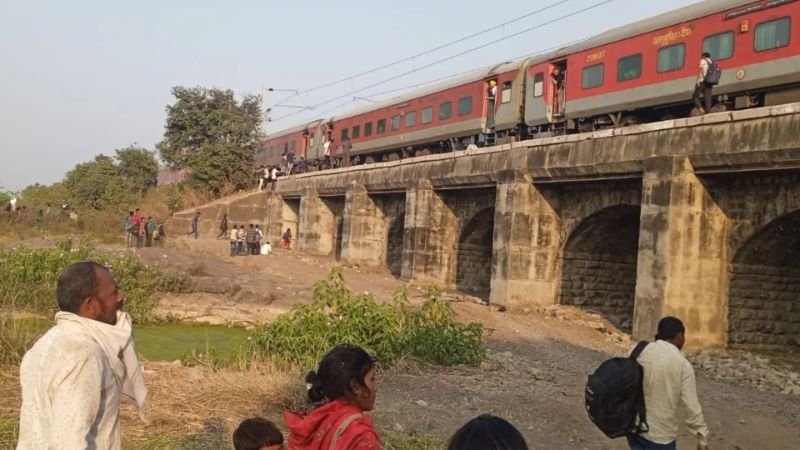 ভারতে আগুন আতঙ্কে ট্রেন থেকে লাফিয়ে ১২ জনের মৃত্যু