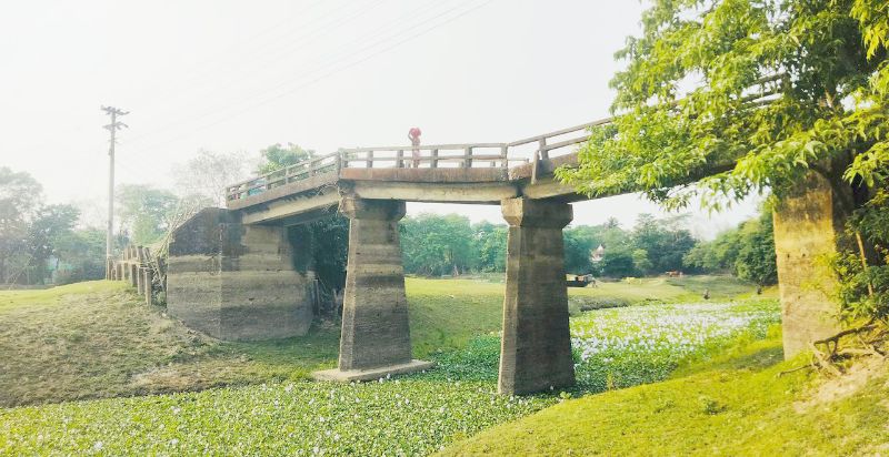 জগন্নাথপুরে বন্যায় ক্ষতিগ্রস্ত সেতুর পিলার দেবে গেছে, হেলে পড়ছে সেতু