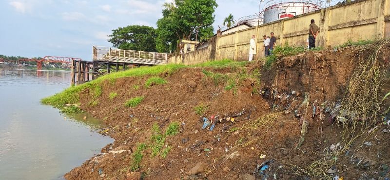 সুরমার ভাঙনে হুমকির মুখে যমুনা অয়েলের ডিপো