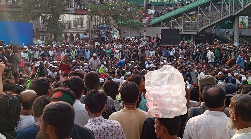 শাহবাগ ব্লকেডের দ্বিতীয় দিনে বিভিন্ন রাজনৈতিক দলের সংহতি