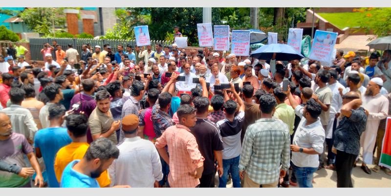 <span style='color:#000;font-size:18px;'>নগরীতে ব্যবসায়ী শ্রমিকদের মানববন্ধনে বক্তারা</span><br/> ‘সিলেটের লাখো মানুষের কর্মসংস্থান পাথর কোয়ারি ও স্টোন ক্রাশার খুলে দিন’