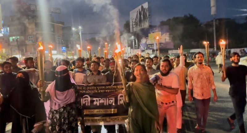 মিটফোর্ডে ব্যবসায়ী হত্যার প্রতিবাদে সিলেটে গণতান্ত্রিক ছাত্রসংসদের মশাল মিছিল