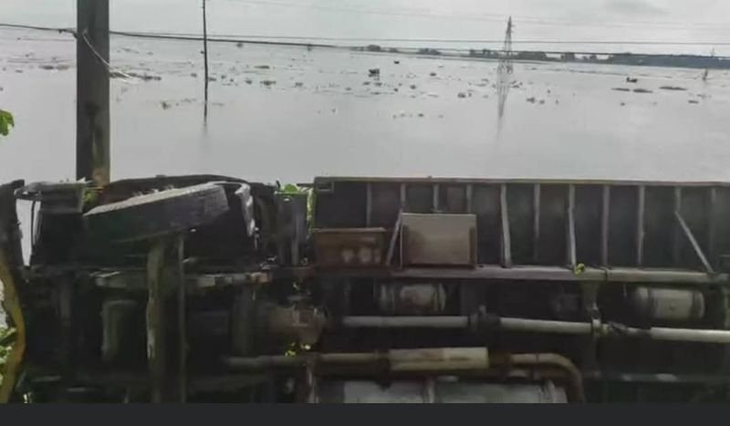 শান্তিগঞ্জে নিয়ন্ত্রণ হারিয়ে যাত্রীবাহী বাস উল্টে  চালক নিহত 