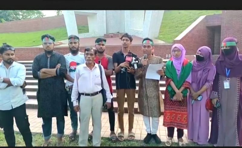 <span style='color:#000;font-size:18px;'>শহীদ মিনারে শিক্ষার্থীদের প্রতিবাদ সভা</span><br/> সিলেট বোর্ডের এইচএসসি পরীক্ষার ‘পৌরনীতি’ ও ‘সুশাসন’ পরীক্ষার দুই প্রশ্ন নিয়ে বিতর্ক