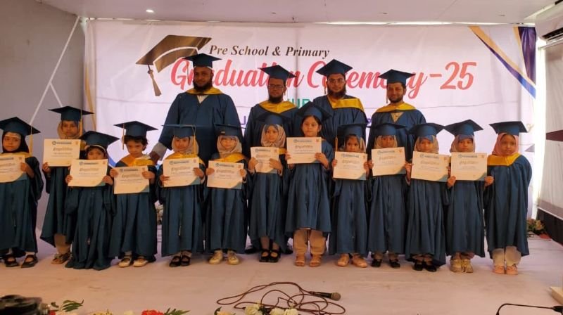 <span style='color:#000;font-size:18px;'>প্রথম গ্র্যাজুয়েশস সিরিমনি অনুষ্ঠানে বক্তারা</span><br/> আধুনিক ও ধর্মীয় সমন্বিত শিক্ষার আলো ছড়াচ্ছে সিলেটের তানযীম ইন্টারন্যাশনাল তাহফিজ স্কুল