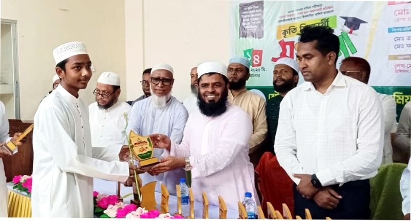 <span style='color:#000;font-size:18px;'>কৃতি শিক্ষার্থী সংবর্ধনা অনুষ্ঠিত</span><br/> সিলেট বিভাগে শ্রেষ্ঠ মৌলভীবাজার জামেয়া