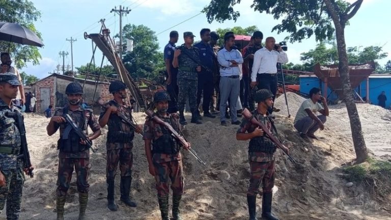 বালু ও মাটির নিচে রাখা ৮ ট্রাক ও ৫ হাজার ঘনফুট পাথর জব্দ