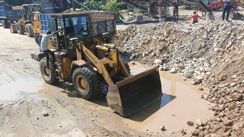 ধোপাগুলে বালু ও মাটিচাপা দিয়ে রাখা আড়াই লাখ ঘনফুট পাথর উদ্ধার