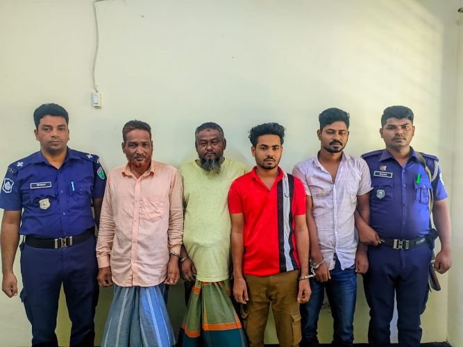 ভোলাগঞ্জে পাথর ব্যবসায়ীর বাড়ি থেকে অস্ত্র ও ভারতীয় মদ সহ আটক- ৪