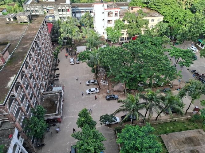 সিলেটে স্বামী খালাস পাওয়ায় আদালত ভবনে তার পক্ষের লোকজনের ওপর স্ত্রীর হামলা