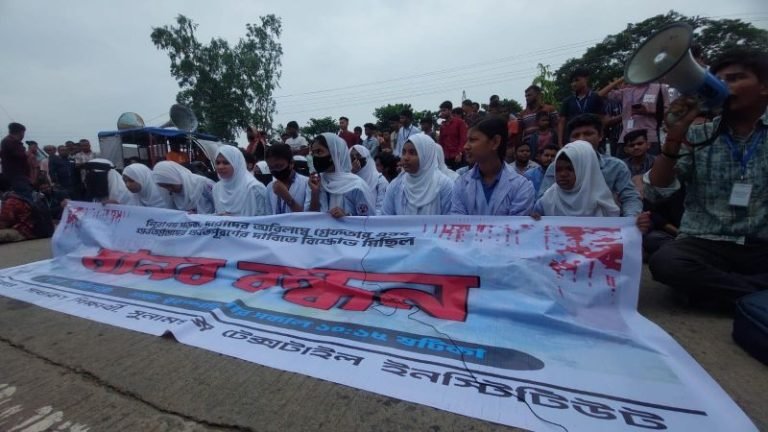 সড়ক দুর্ঘটনায় শিক্ষার্থীর মৃত্যুতে বিক্ষোভে উত্তাল সুনামগঞ্জ