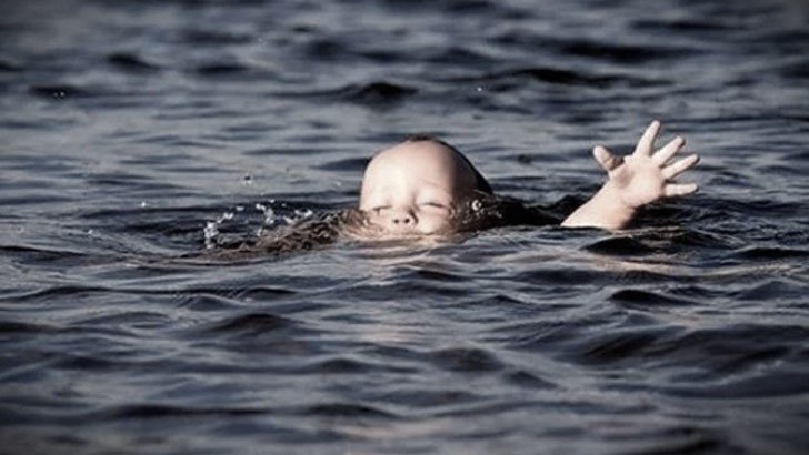 আত্মীয়ের জানাজায় যাওয়ার পথে নৌকাডুবে শিশুর মৃত্যু