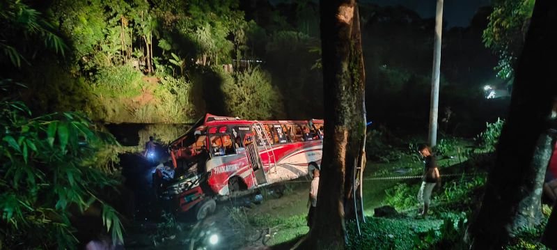 সিলেট-তামাবিল সড়কে বাস দুর্ঘটনায় পর্যটকসহ অন্তত ২৫ জন আহত 
