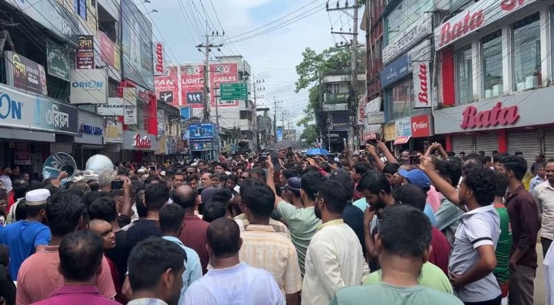 ব্যবসায়ী হত্যার প্রতিবাদে দোকানপাট বন্ধ রেখে বিক্ষোভ