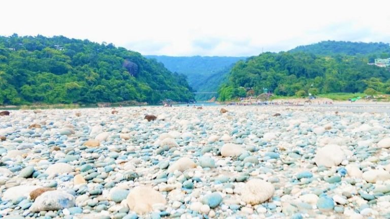 জাফলং থেকে লুণ্ঠিত পাথর নিজ উদ্যোগে ফেরত দেওয়ার নির্দেশ