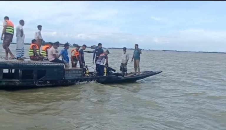 নৌকা ডুবিতে নিখোঁজ বৃদ্ধের মরদেহ উদ্ধার, সন্ধান মেলেনি শিশু নুসরাতের